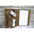 Артикул — k17;
Габаритные размеры (ВхШ): 150×210 мм;
Размер листов — 117х215 мм;
Тип блокнота – органайзер-книга;
Материал обложки – белая берёза;
Цвет — в асс…
