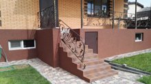 Выполняем работы по утеплению и отделке цоколя дома