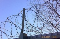 Егоза - это колючая режущая проволока предназначенная для обеспечения безопасности вашего периметра от проникновения. Виды Егозы: АКЛ, СББ, ПББ, ПКЛЗ.