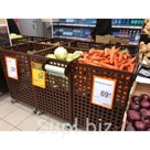 Корзина на колесах для продажи грязных овощей .