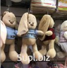 Плюшевые собачки с длинными ушами в голубых и красных футболках с надписью Артикул M021