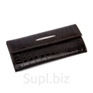 Стильное лаконичное портмоне на кнопке – аксессуар для настоящих женщин. Изысканное, удобное, надежное! Характеристики:Цвет поставщика: Темно-Коричневый Крокод…