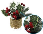 Decorative coniferous bouquet with berries and leaves in a basket. Size: 12x12x18 cm.
