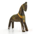 Буланая лошадка с золотисто-зеленым орнаментом