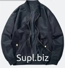 Эта минималистичная куртка-бомбер изготовлена из 100% полиэстера, обеспечивающего отличную воздухопроницаемость и защиту от ветра. Его внешний слой специально …