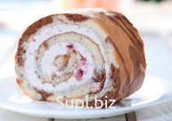 Ванильный бисквитный рулет с начинкой из сливок с вишневым конфитюром