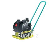 2,9 кВт / 4 л.с Бензиновый двигатель HONDA GX120. Снаряженная масса 54 кг. Частота вибрации 100 Гц. Центробежная сила 10,5 кН. Рабочая скорость 22 м/мин. Ширин…